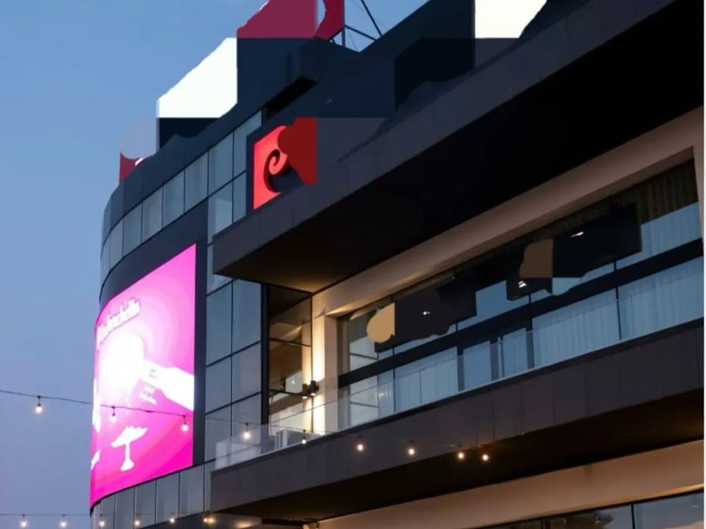 Ambjent komercial ne shitje ne rrugen Muhamet Gjollesha prane Kryqezimit me Myslym Shyr ne Tirane (ID 4171580)