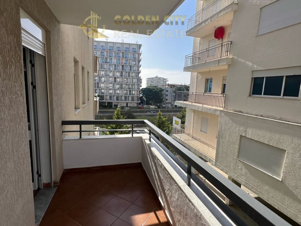 Shitet Apartament 1+1 shkembi kavajes