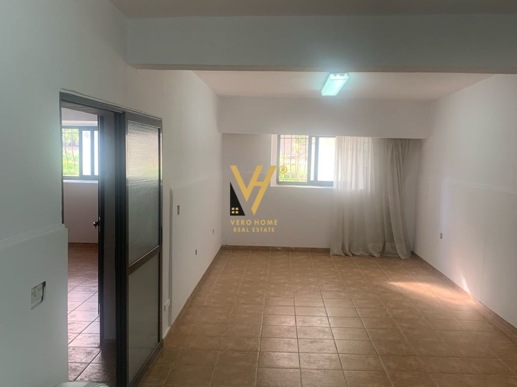 JEPET ZYRE 50M2 ME QERA TEK STADIUMI DINAMO 600 EURO