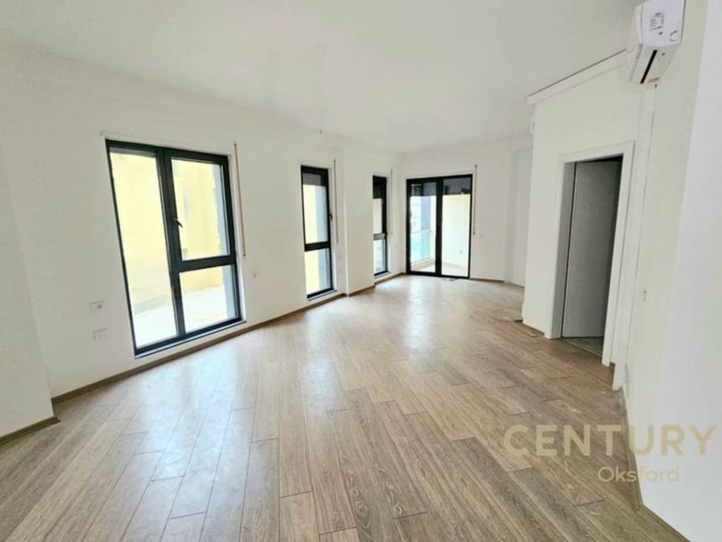 ✨ Jepet me qira ambient komercial open space pranë Qendrës – Rruga Barrikadave