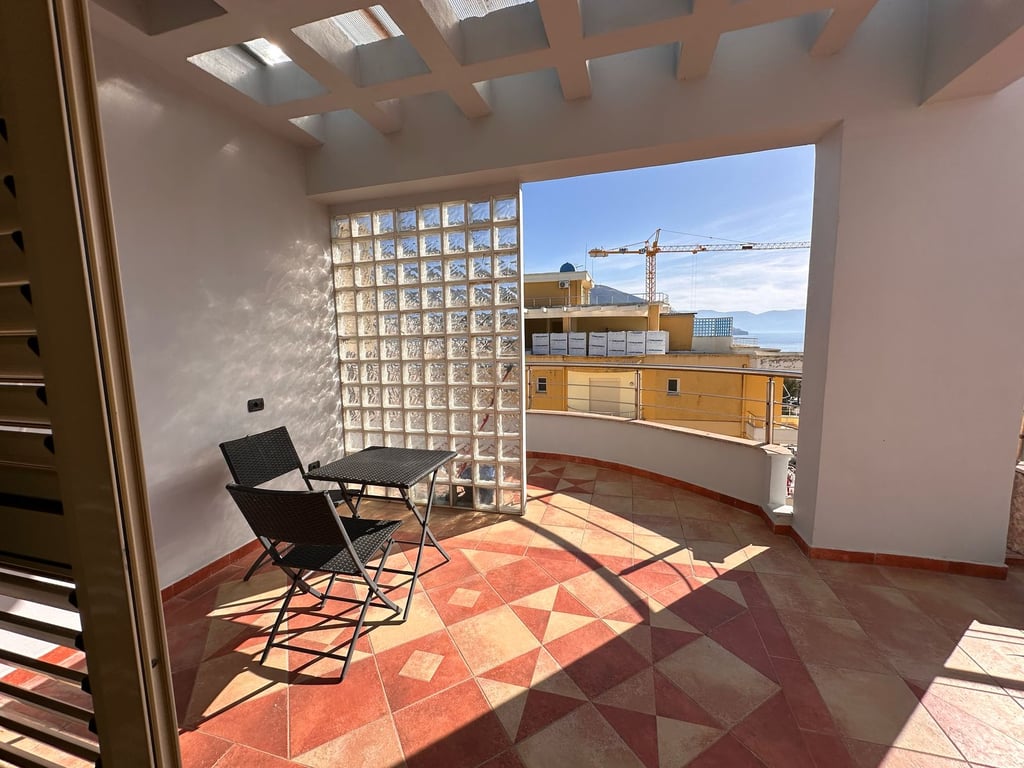 VENDESI PENTHOUSE 2+1+2 SUL LUNGOMARE!!