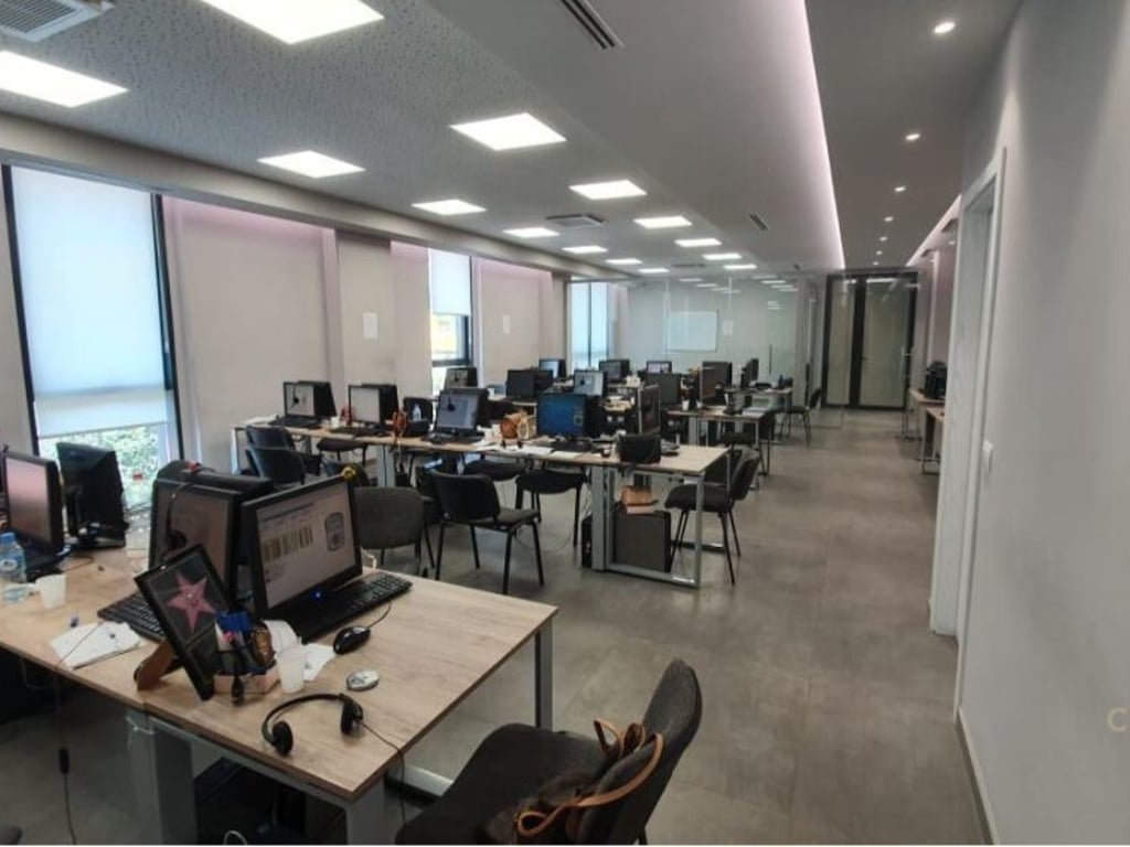 🏢 NJËSI BIZNESI DHE 2 POSTE PARKIMI PËR SHITJE TEK STADIUMI DINAMO! 💼 | COMMERCIAL UNIT WITH 2 PARKING SPACES FOR SALE NEAR DINAMO STADIUM!