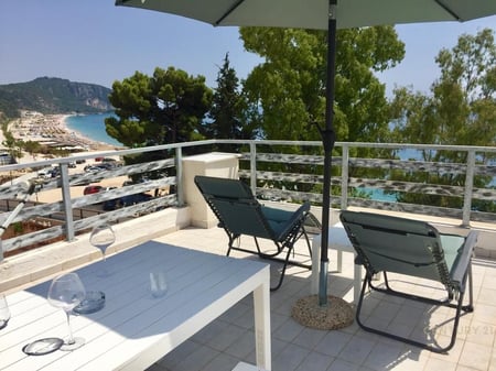 🌊DHËRMI – 2 GARSIONI CON VERANDA E VISTA MARE! | DHËRMI – 2 APPARTAMENTI STUDIO CON TERRAZZA VISTA MARE!