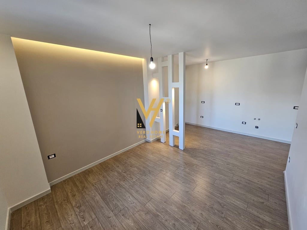 JEPET ZYRE 120 M2 ME QERA TE ZOGU I ZI 1.400 EURO
