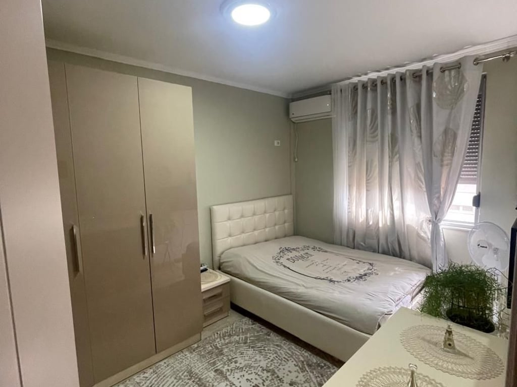 AFFITTASI APPARTAMENTO 2+1+2. COMPLETAMENTE ARREDATO, LAGO ASCIUTTO, TIRANA 700 Euro