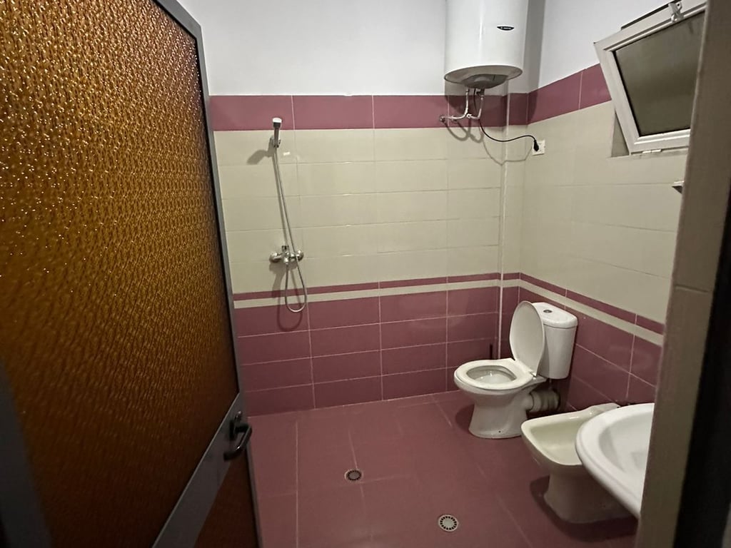 Tirane, jap me qera Vile 2+1+Aneks Kati 0, 200 m² 400 € (Pavllo Pavli)