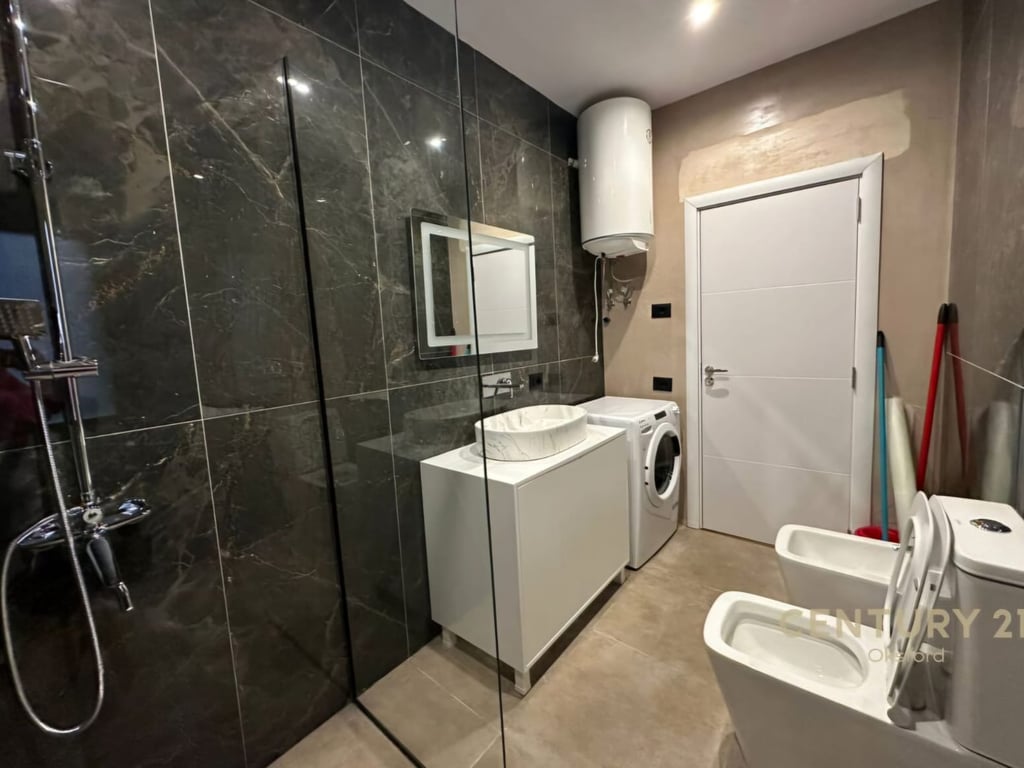 Shitet Apartament 1+1 pranë Pazarit të Ri