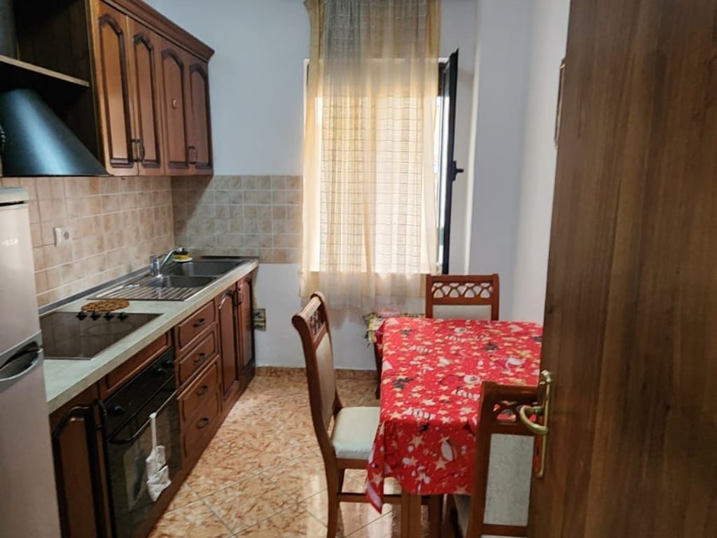 Jepet me qera Apartamenti 2+1 ; Pallati me shigjeta Cmimi: 500 euro