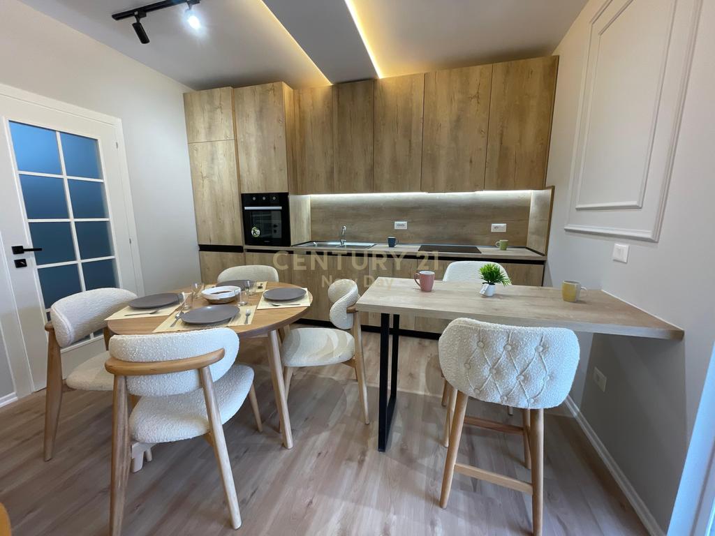 Vendesi appartamento 2+1 con vista mare e veranda sulla spiaggia Iliria.