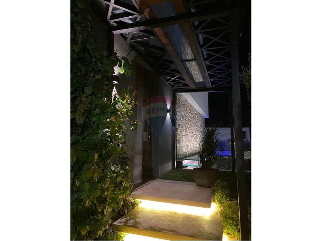 VILË LUKSOZE NË FARKË, ME PAMJE NGA LIQENI