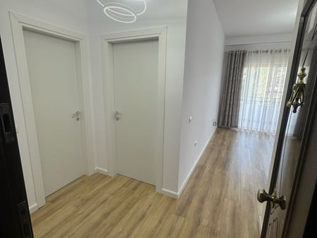 Shitet Super Apartament 1+1 92,000€  ne Yzberish Misto Mame,Yzberisht