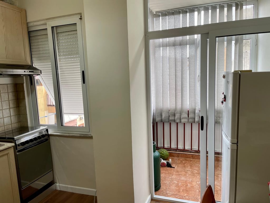 Shitet apartament 1+1 i mobiluar ne menyre bashkekohore te Komuna e Parisit perballe me Lulishten.Kati 11, Uje e drita 24 ore, ashensor