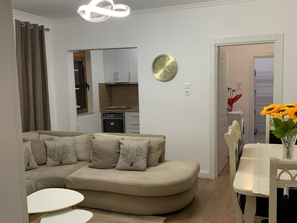In the Bardhyl Street area, a furnished 3+1 apartment is available for rent for 700 Euros.