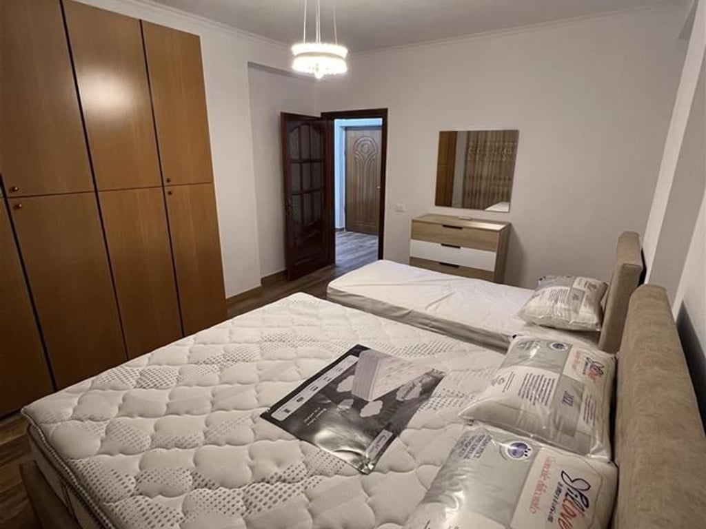 Jepet me qera Apartamenti 1+1 , rruga Vllazen Huta prane zyrave te punes  600 mije leke 