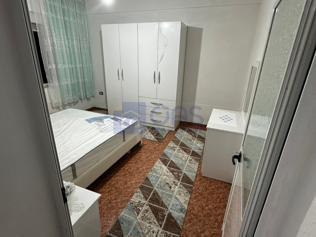 A 2+1 apartment is for rent on Bulevardi Ri for 400 euros.