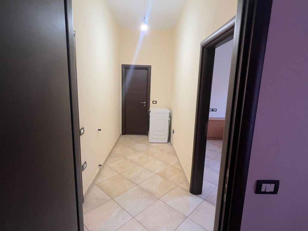 Affittasi appartamento 3+1, via Sali Nivica vicino al Mercato Elettrico Nuovo o alla strada di Elbasan, 500 mila lekë.