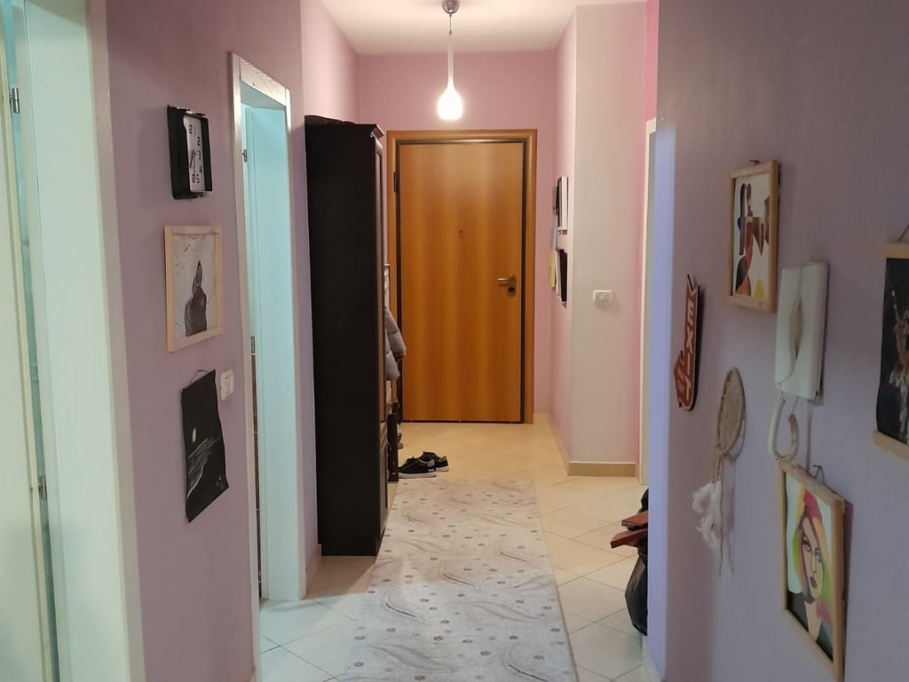 Apartament Me Qera 2+1 tek Komuna e Parisit (ID B2201284) Tirane.