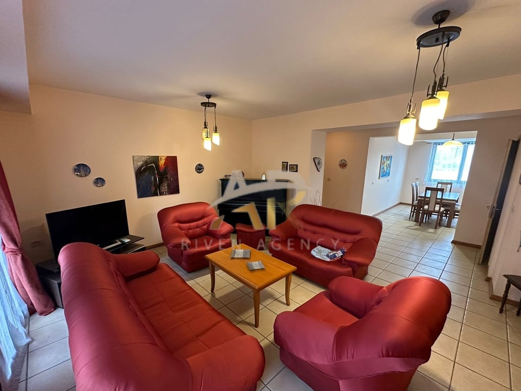 Jepet me qera apartament 3+1+kuzhinë më vete në Vasil Shanto