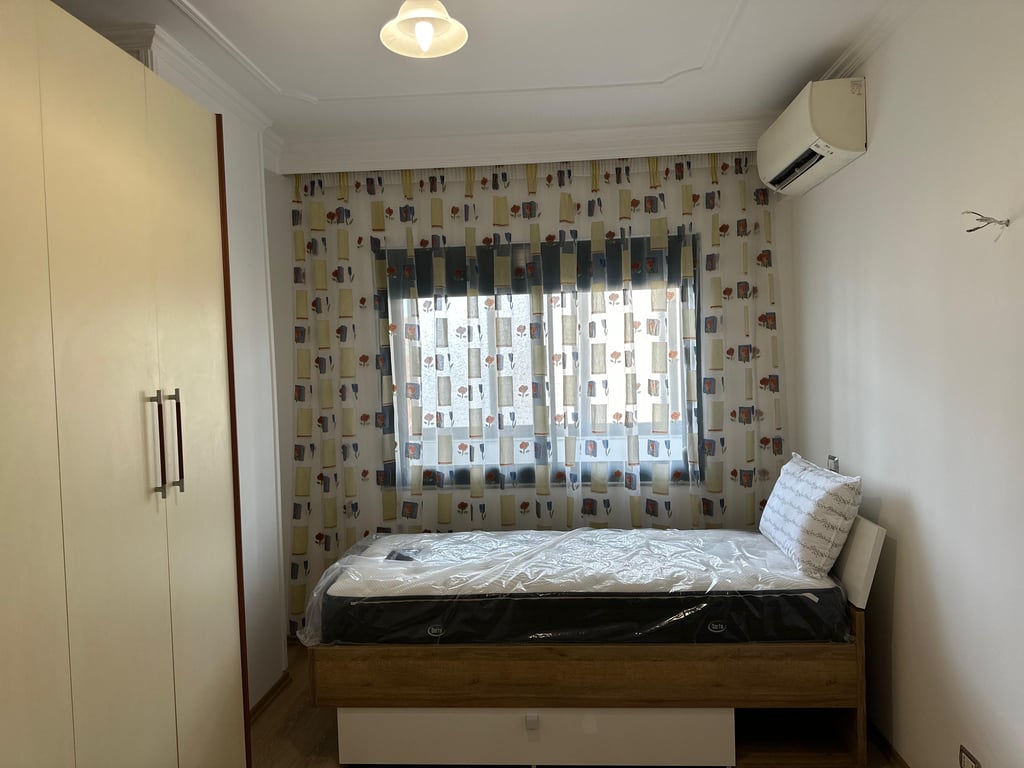 2+1+2 apartment for rent in Shallvaret.