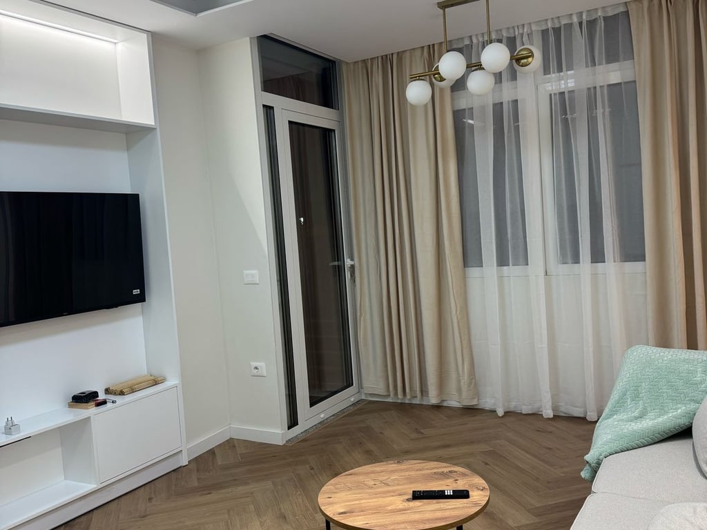 Affittasi appartamento 1+1 appena arredato, Via 5 Maggio, dietro il Concord Center. Prezzo: 450 euro.