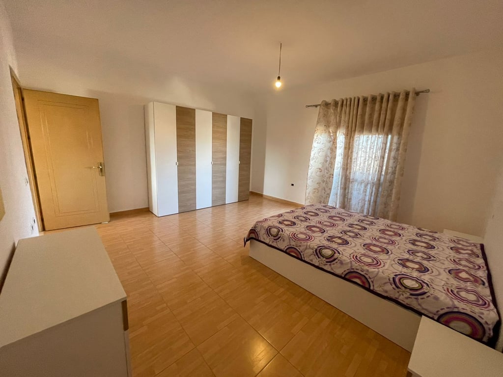 Ne zonen e Rr.Siri Kodra,Rruga Bexhet Nelku jepet me qera apartament 2+1,i mobiluar.60,000Leke 