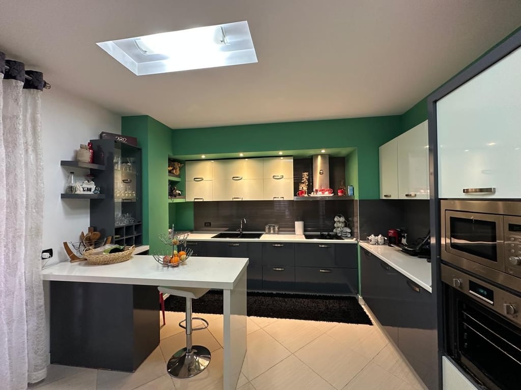 OXHAKU, SHITET APARTAMENT 3+1 ME POST PARKIMI