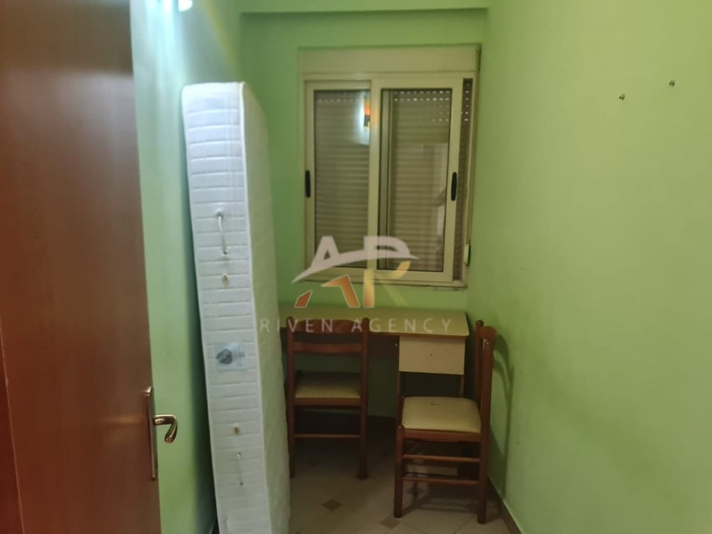 Jepet me qera apartament 1+1 te Rruga e Durresit