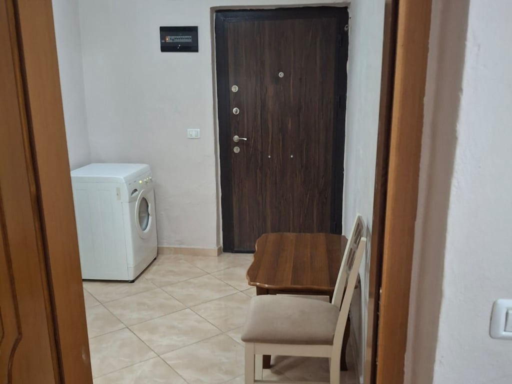 Affittasi appartamento 1+1, dietro la Medressa (via di Dibra) 400 mila lekë.