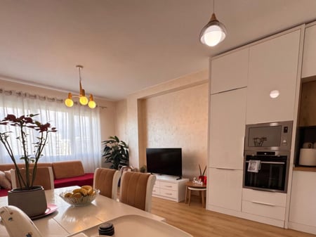 Affittasi appartamento 2+1 (arredamento nuovo) Via 5 Maggio, di fronte al Concord Center. Prezzo dell'affitto 620 euro.