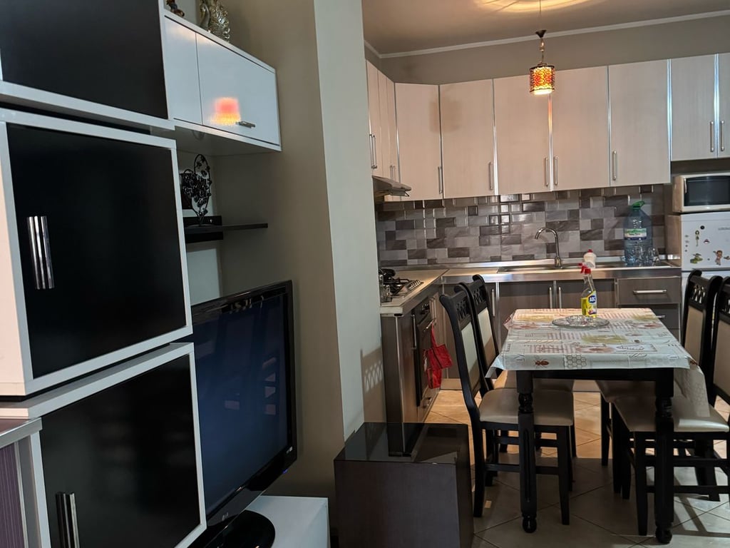 Affittasi appartamento 1+1, Jordani Misja (Complesso Gener 2) 450 mila lekë.