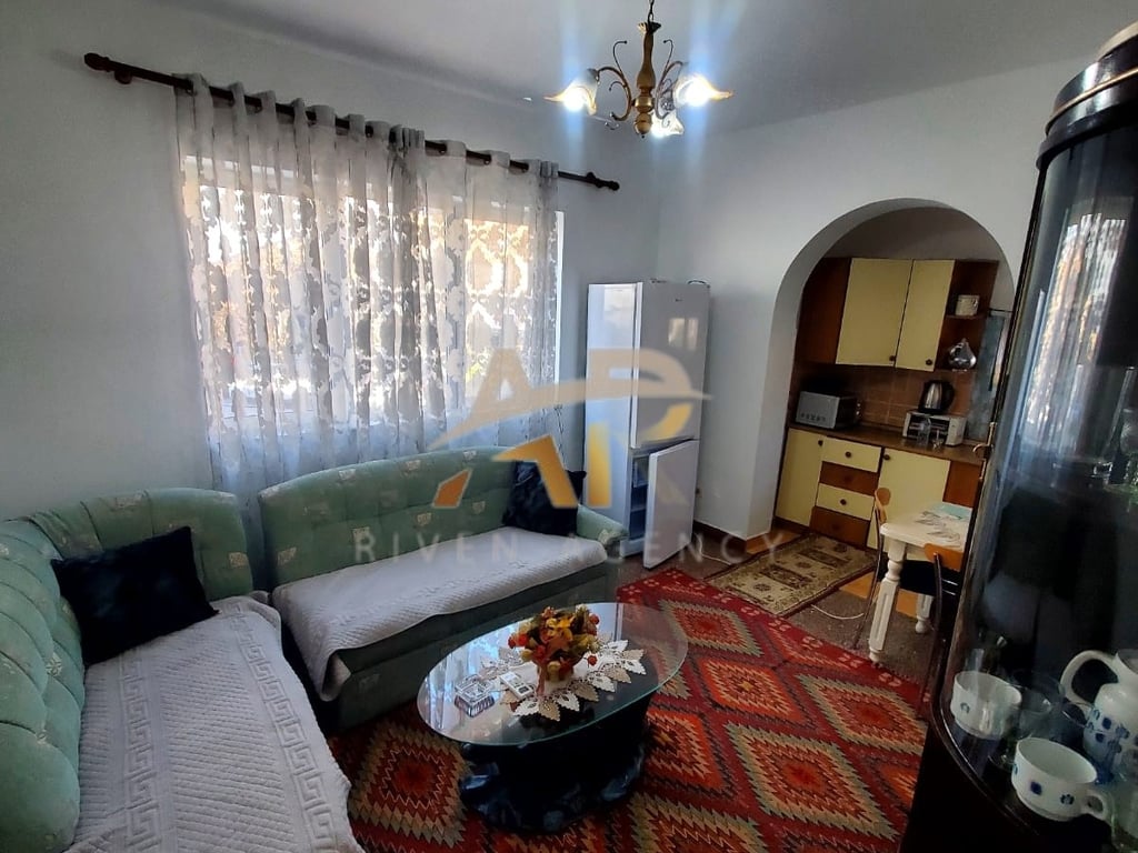 Jepet me qera apartament 2+1 tek Medreseja