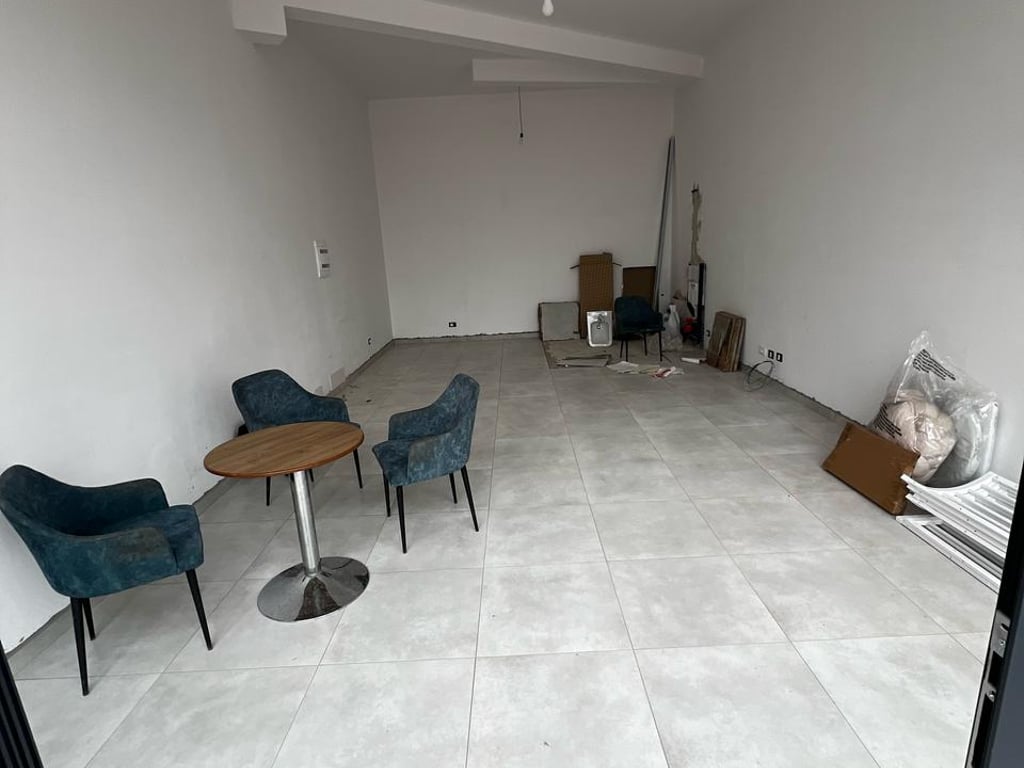 Affittasi locale in Viale Nuovo.