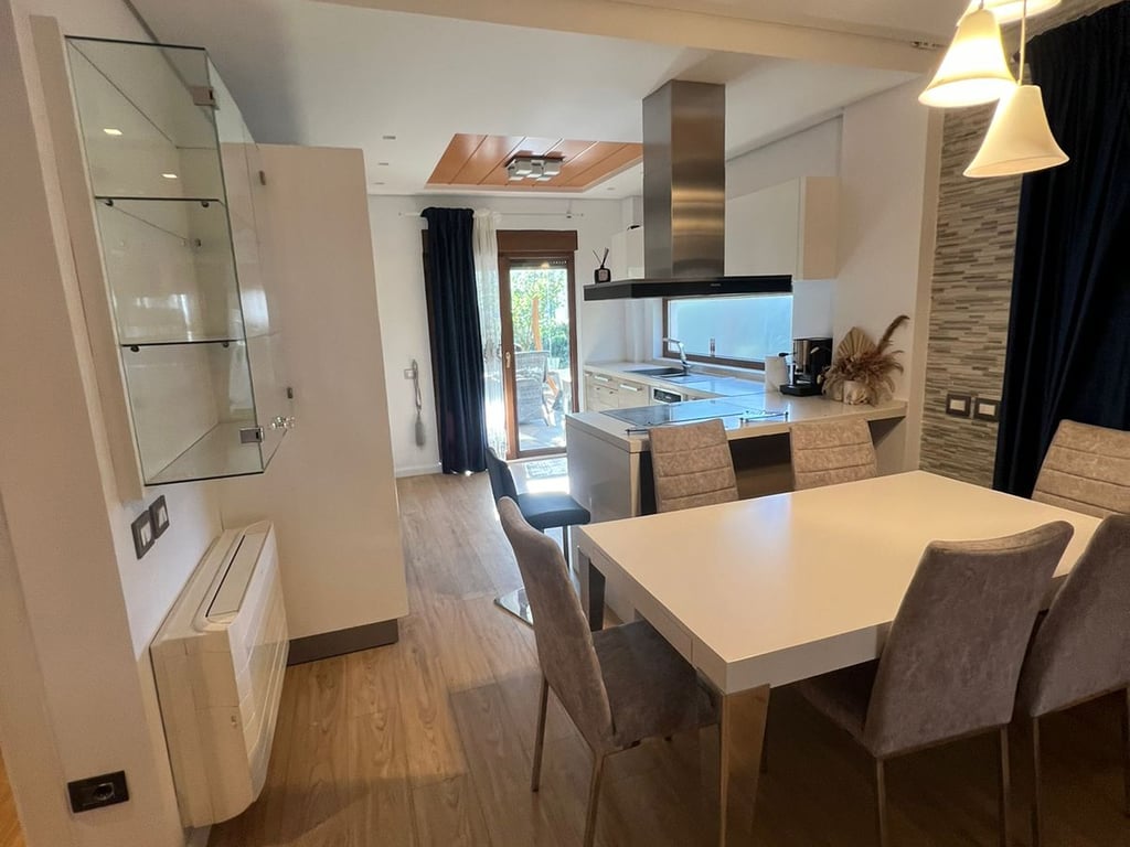 Vendesi Villa a 3 Piani a TEG 600.000 euro