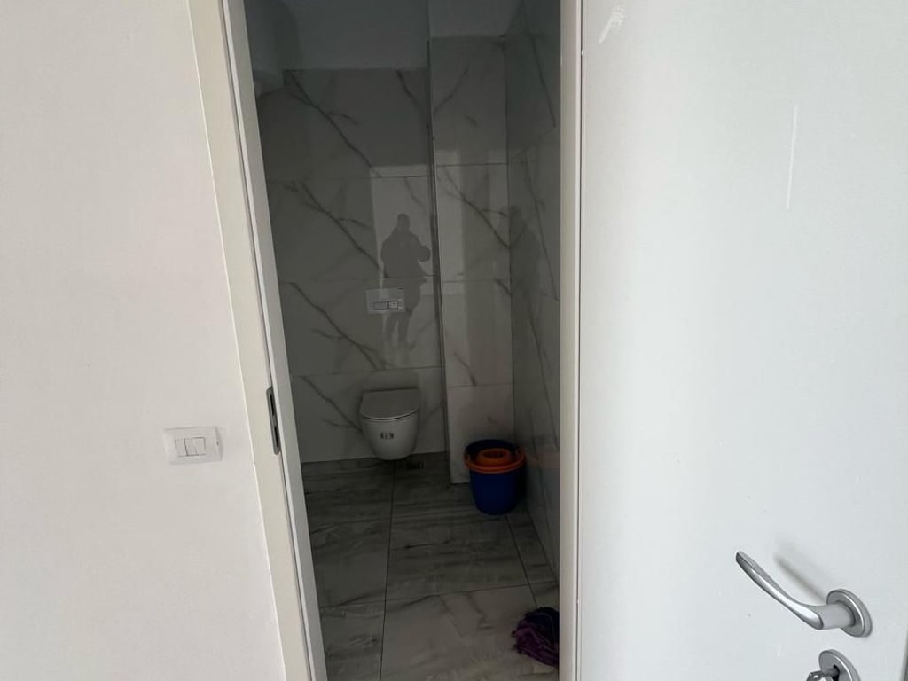 Offriamo un ampio e luminoso ambiente commerciale in affitto in uno dei quartieri più promettenti di Tirana, vicino al Bulevardit të Ri. Con una superficie lorda di 177 m2 (161 m2 netti).