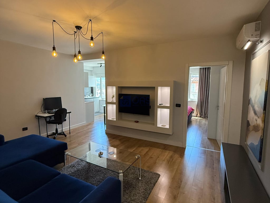 A 1+1 apartment is for rent in Komuna Paris for 700 euros.
