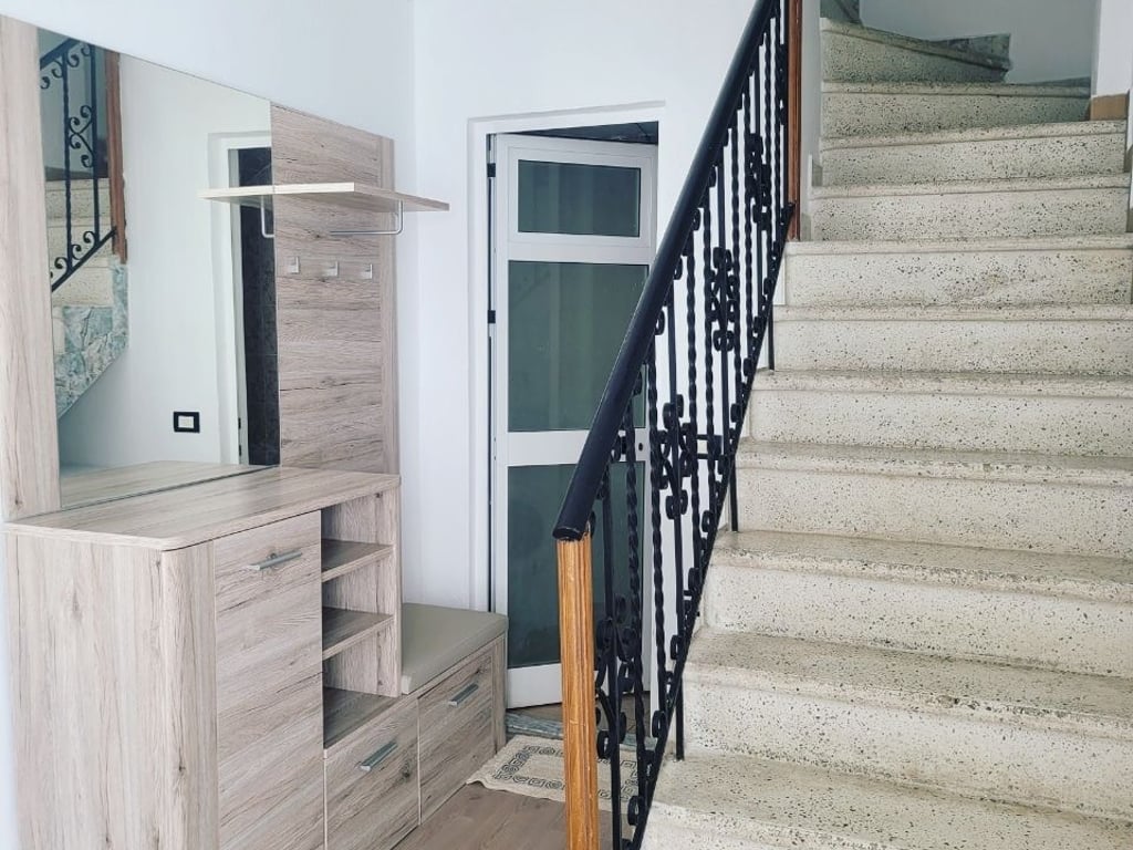 Jepet me qera vile me 2 kate (1+1), Brryl prane Maternitetit te Ri  Cmimi: 450 euro 