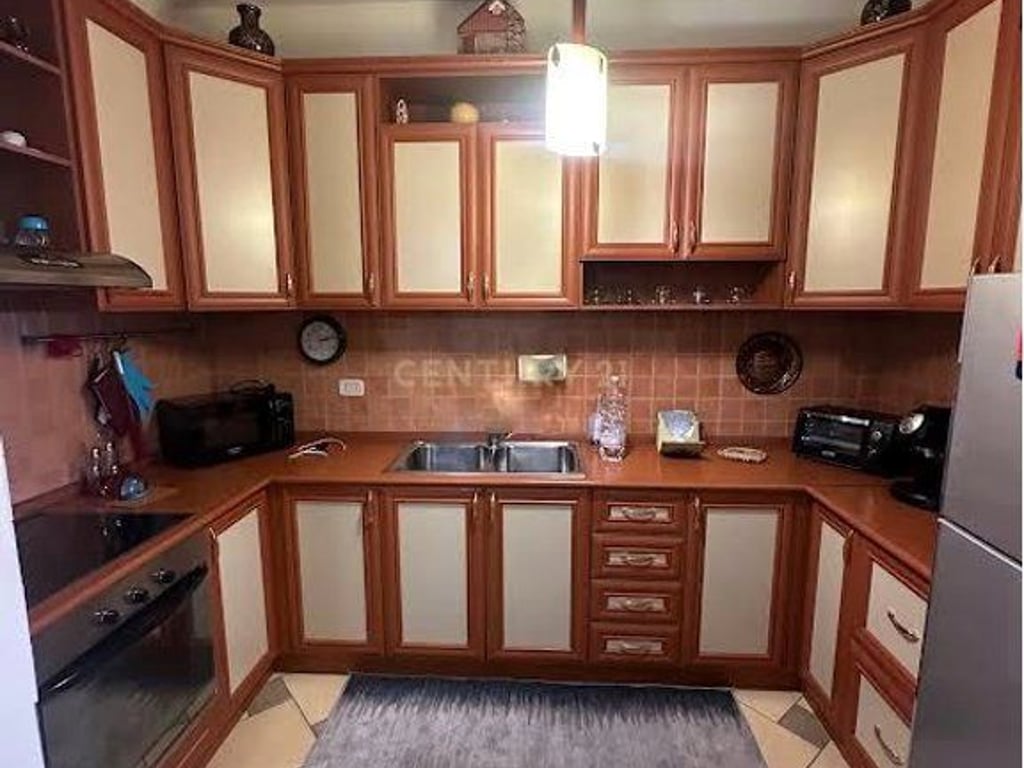 For sale 2+1+2 near the General Prosecutor's Office. €380,000