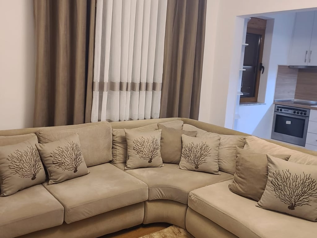 In the Bardhyl Street area, a furnished 3+1 apartment is available for rent for 700 Euros.