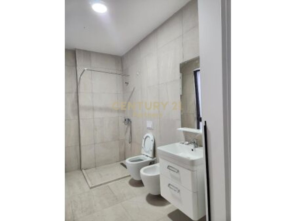 1+1 apartment for rent on Bulevardi i Ri