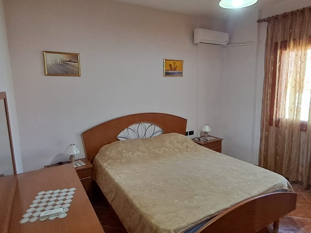 Jepet me qera Apartamenti 2+1 , rruga e Kavajes prane Poliklinikes Zoja e Keshillit te Mire  Cmimi: 650 euro 