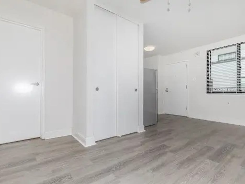 Zyre Me Qera Tek Selvia (ID BZ2598) Tirane.