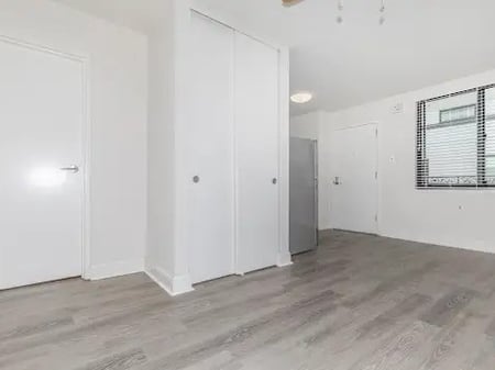 Zyre Me Qera Tek Selvia (ID BZ2598) Tirane.