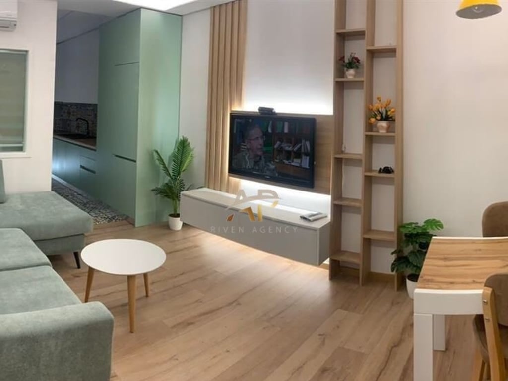 Affittasi appartamento 1+1 presso la Comune di Parigi.