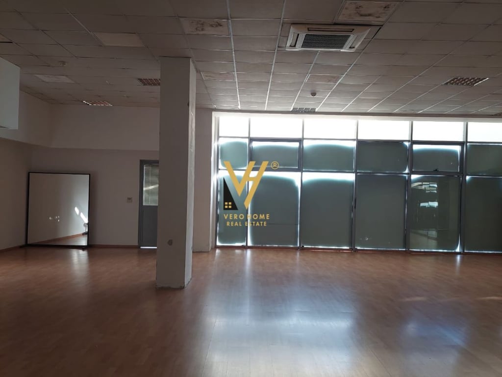 JEPET ZYRE 245 M2 ME QERA TE RRUGA E KAVAJES 2.500 EURO