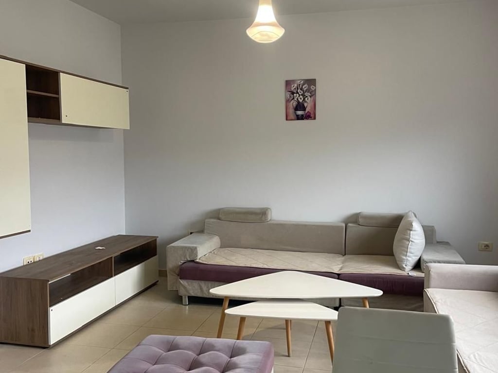 Jepet me qera apartament 2+1 ne 5 Maj 500 euro