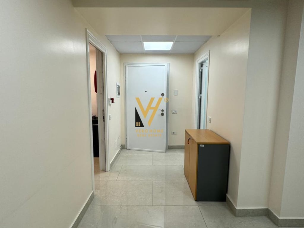 JEPET ZYRE 150M2 ME QERA TE RRUGA E ELBASANIT 1.700 EURO