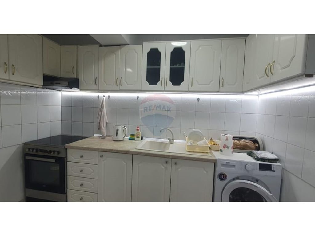 Jepet apartament 2+1 ne qender tek kafe Flora