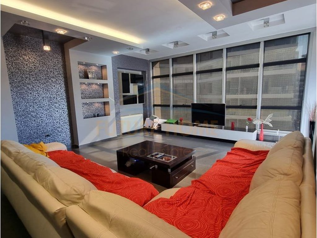 Shitet apartament 2+1+2+post parkimi Selvia