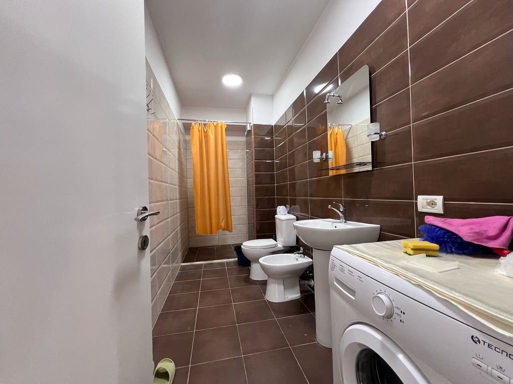 Jepet me qera apartament 2+1 tek Komuna e Parisit