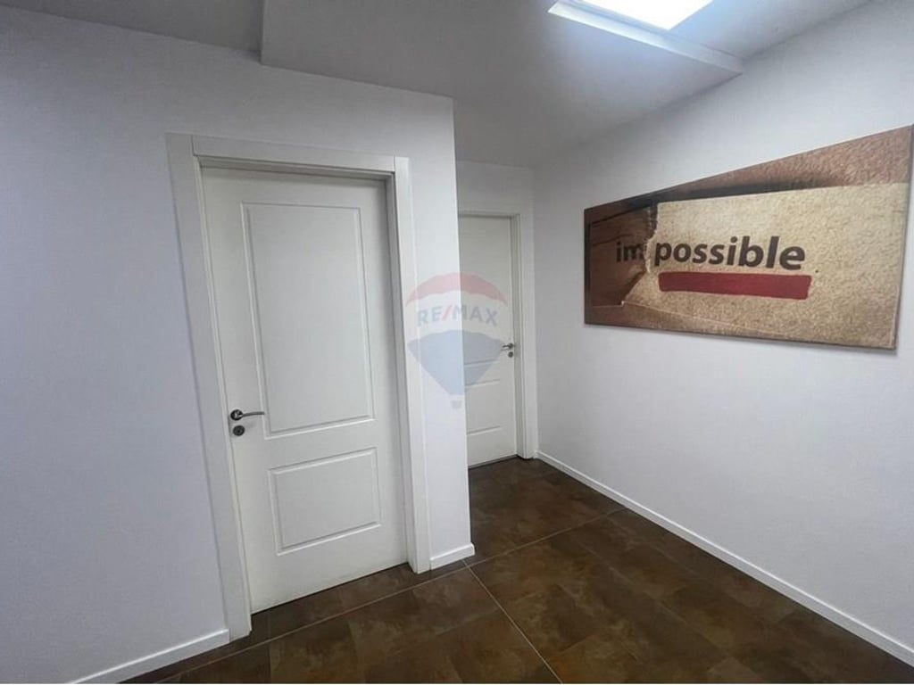 AMBIENT PER ZYRA ME QIRA TEK RRUGA E BARRIKADAVE!